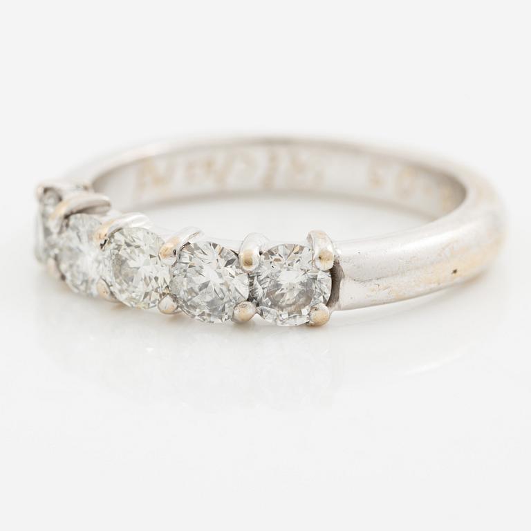 Ring in 18K white gold set with round brilliant-cut diamonds.