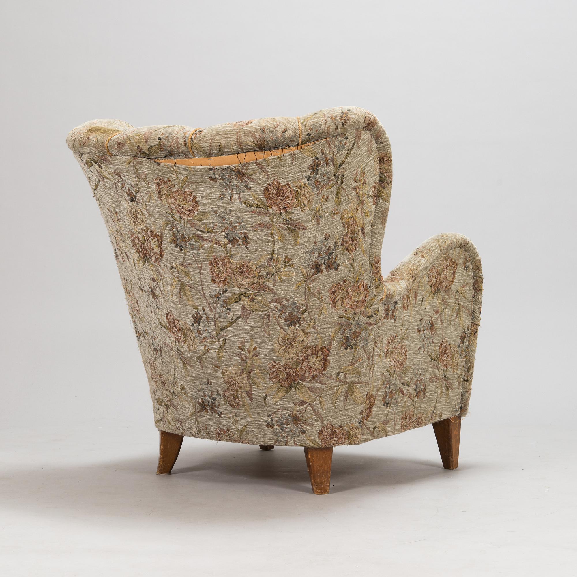 A mid-20th-century armchair.