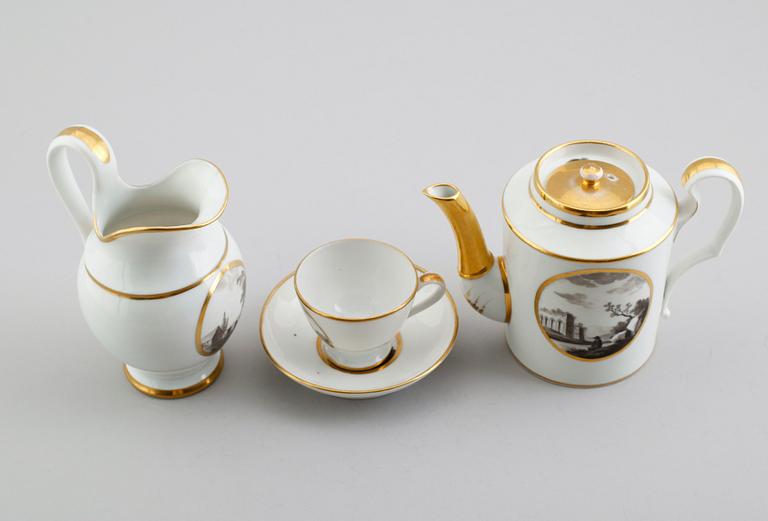 KAFFEKANNA, TILLBRINGARE SAMT KOPP MED FAT, porslin, empirestil, 1800-/1900-tal.
