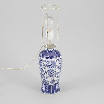 VAS / BORDSLAMPA, porslin, Europa, 1900-talets andra hälft.