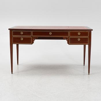 A mahogany veneered desk, England, second half of the 20th Century.