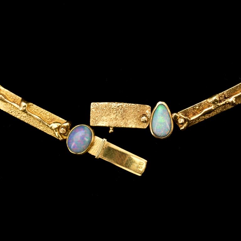 COLLIER, 18k guld med opaler. Brasilien 1982.