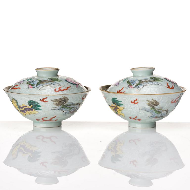 A pair of porcelain cups with covers, Qing dynasty, 19th Century.