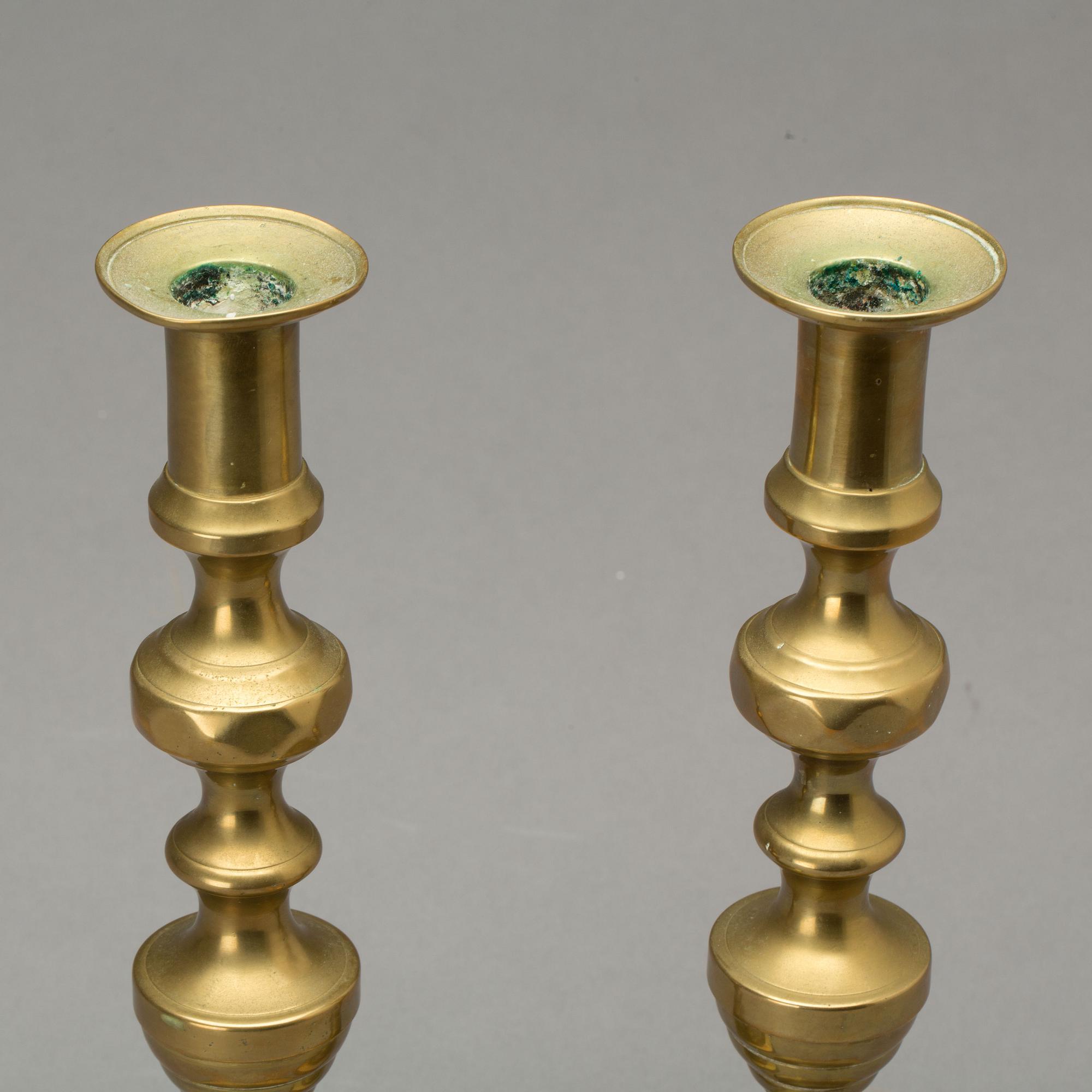 LJUSSTAKAR, ett par, mässing, England, 1900-talets andra hälft.