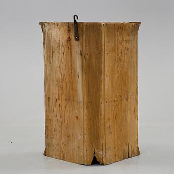 HÖRNSKÅP, allmoge, bär datering 1852.