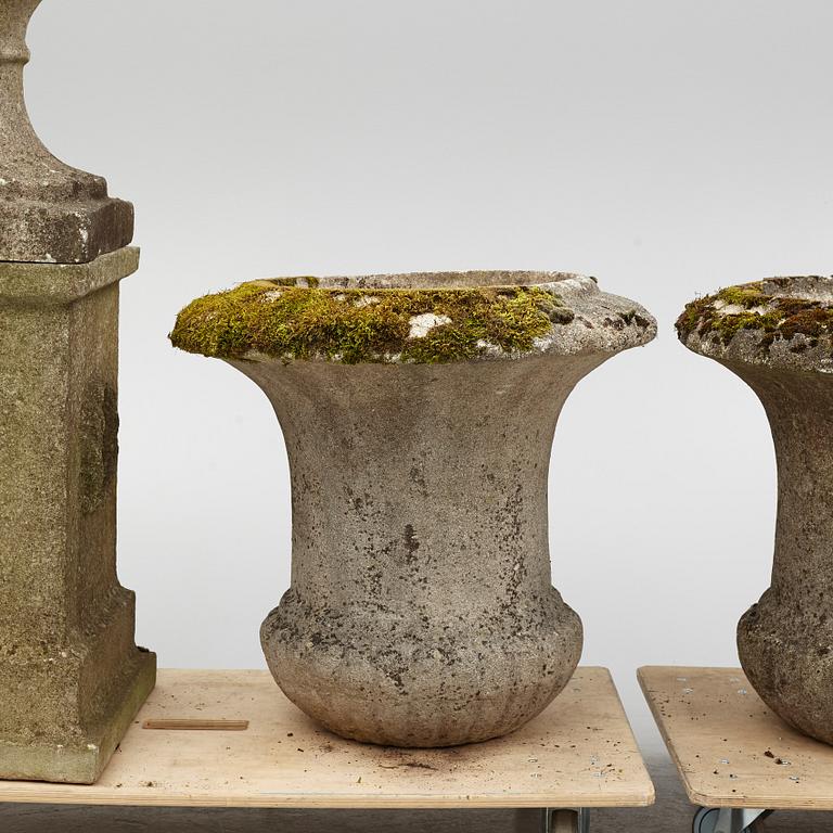 Garden urns, a pair on pedestals, 20th century.