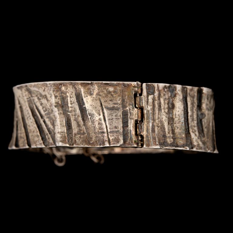 ARMBAND, silver, Pentti Sarpaneva, Finland, 1900-talets andra hälft. Vikt 70 g.