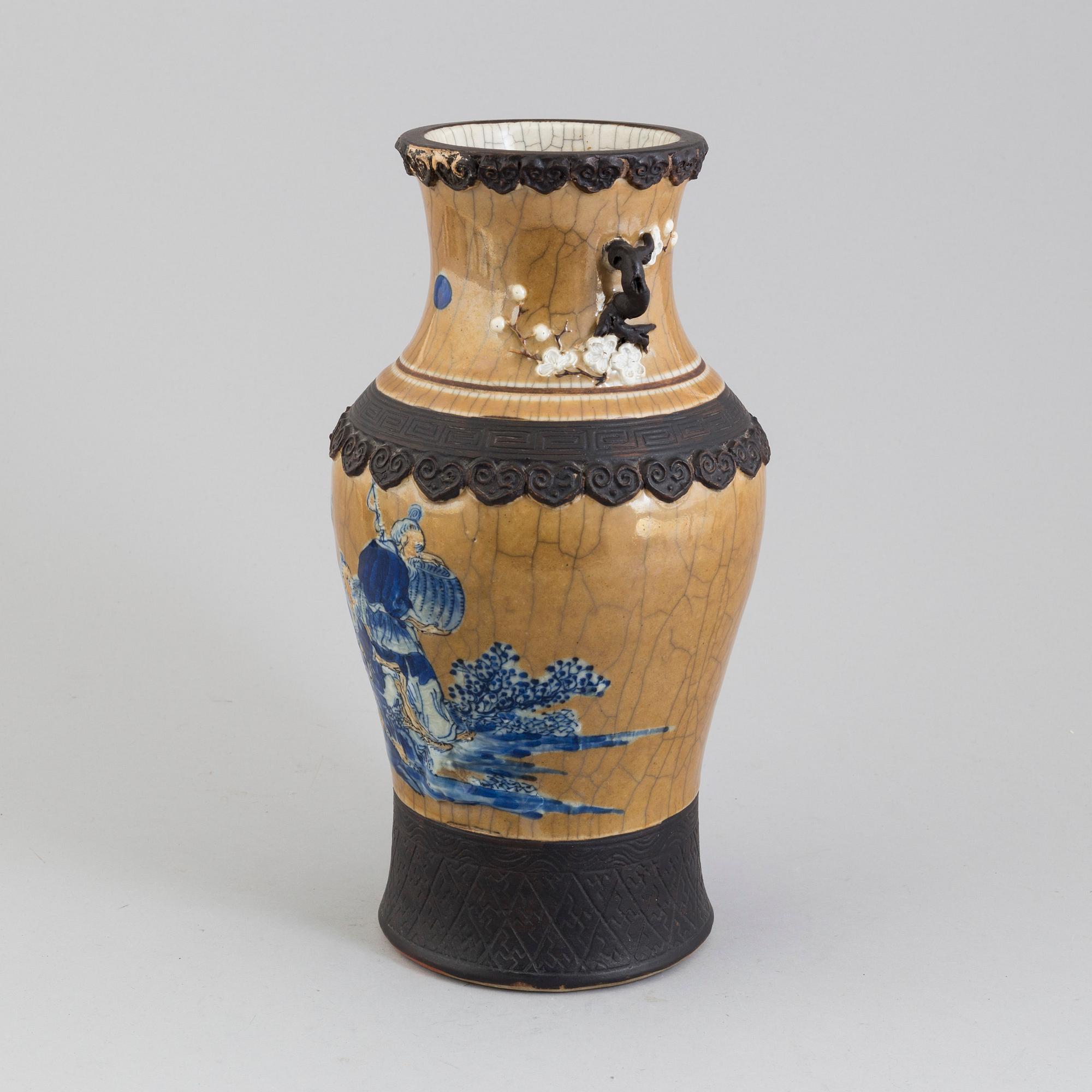 A 20th century Chinese porselain vase.
