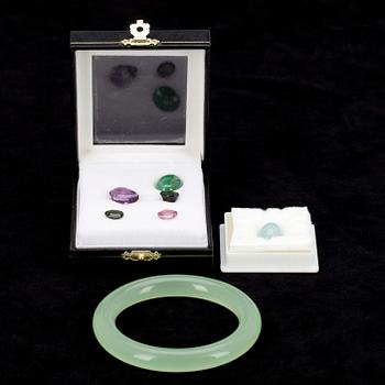ETT PARTI ÄDELSTENAR, 7 delar. Kattöga beryll ca 11,5 ct, rosa safir ca 2.8 ct, ametist, turmaliner, jadeit.