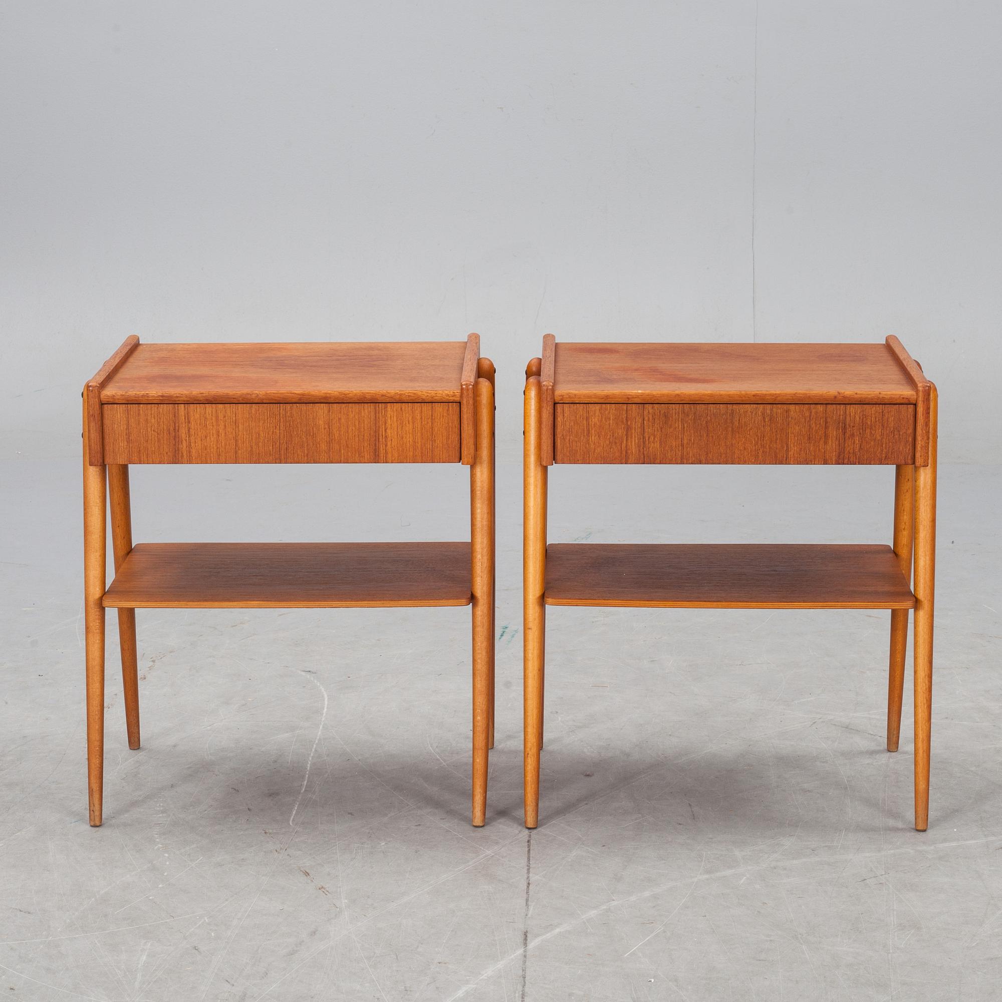 SÄNGBORD, ett par. AB Carlström & CO Möbelfabrik. 1900-talets första hälft.