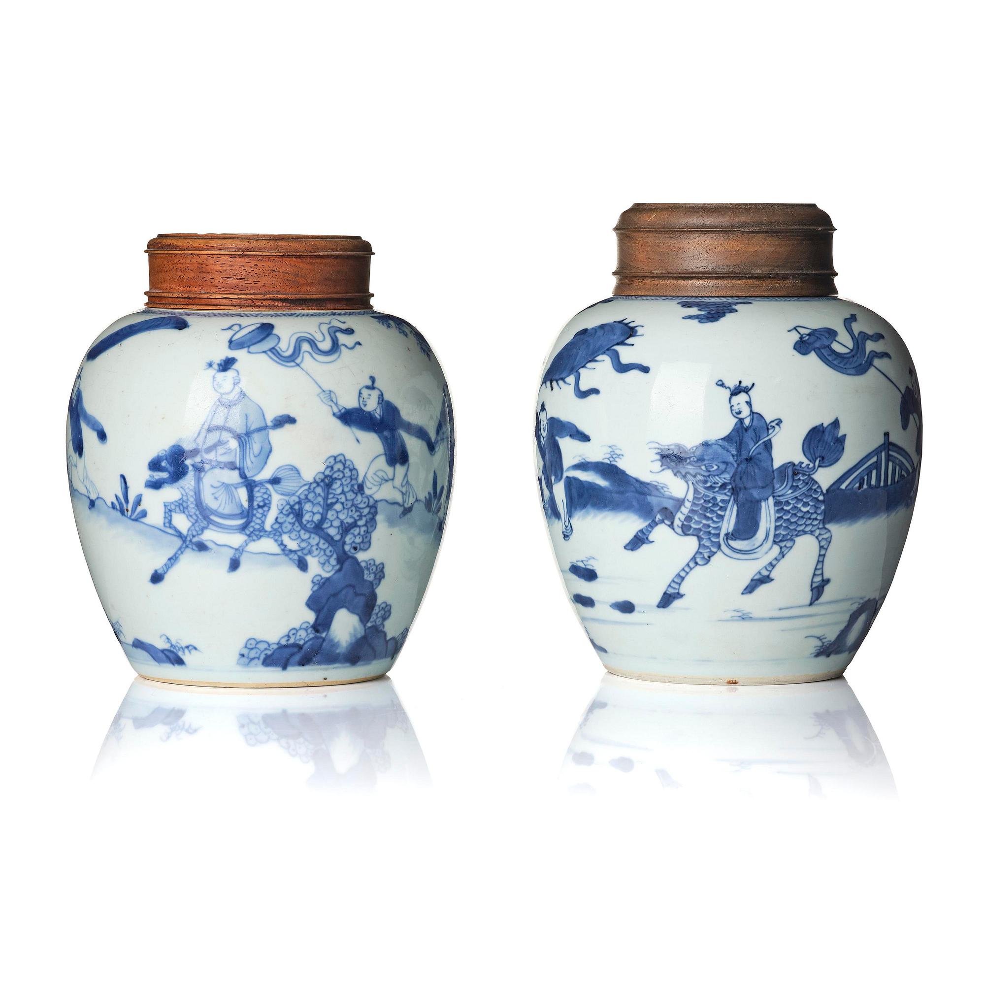 Urnor, två stycken snarlika, porslin. Qingdynastin, Kangxi (1662-1722).