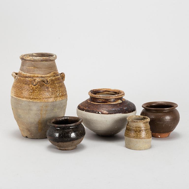URNOR, fem stycken, keramik. Sydostasien, 1800-tal samt 1900-tal.