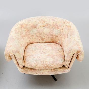 A pair of 1960/70s swivel chairs.