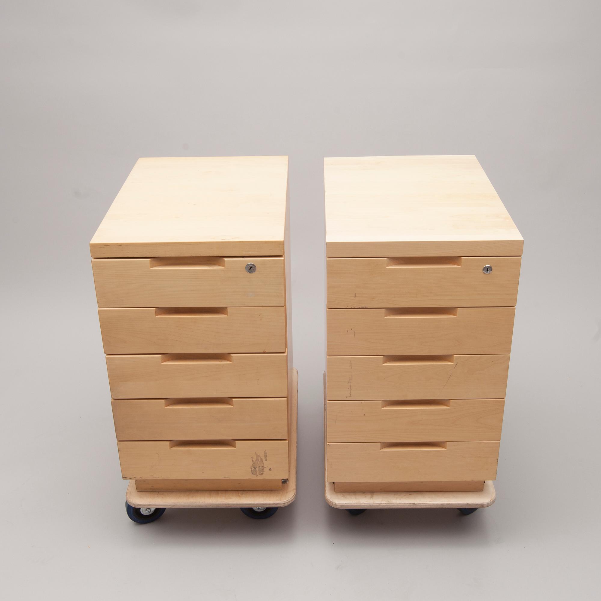 KIRJOITUSPÖYTÄ ja SIVUPÖYTÄ sekä LAATIKOSTOJA 2 kpl, Alvar Aalto, Artek.