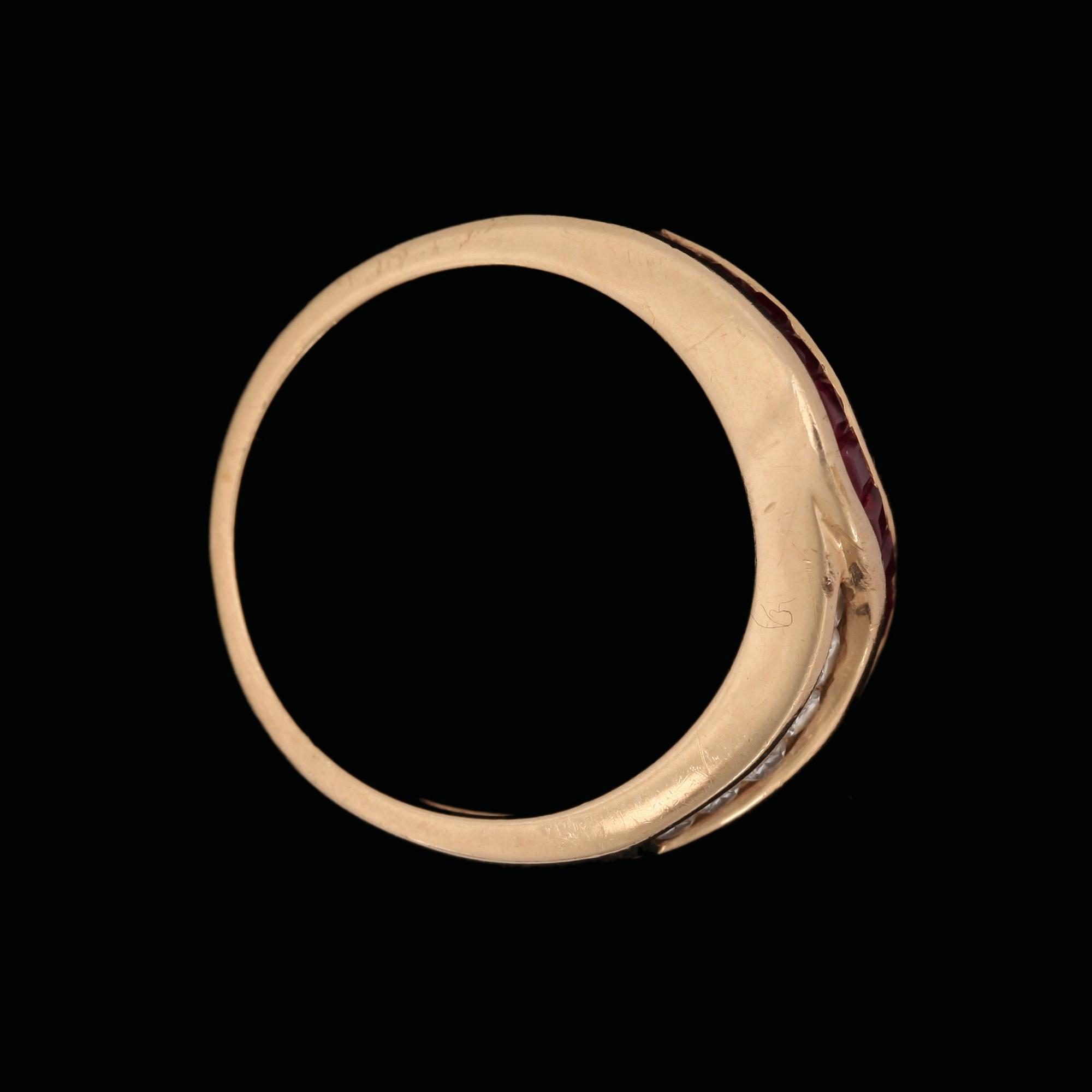 A carré cut ruby ring set with brilliant cut diamond, tot app. 0.35 cts.