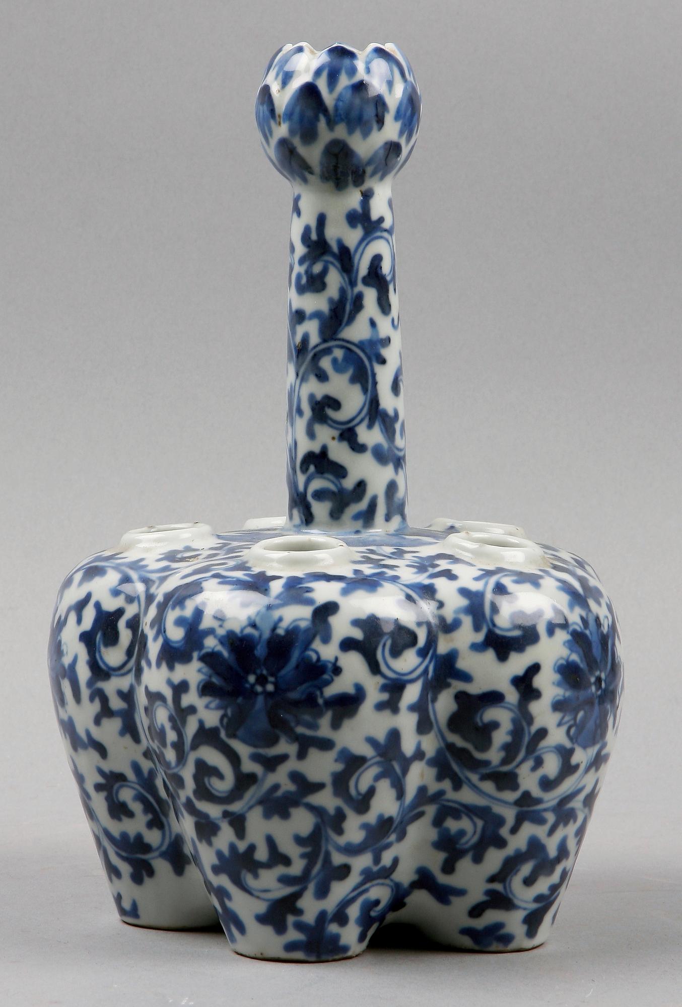 TULPANVAS, porslin. Kina Qingdynastin, 1800-tal.