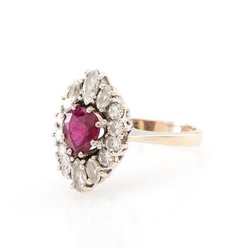 Ring 18K vitguld med en rubin och diamanter.