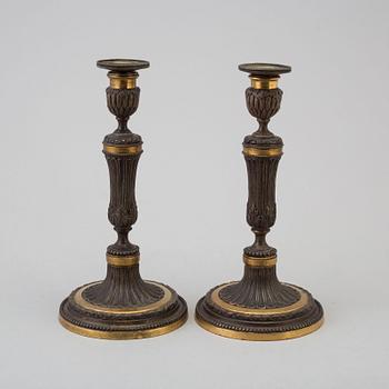 LJUSSTAKAR, ett par, brons, Frankrike, omkring år 1800.