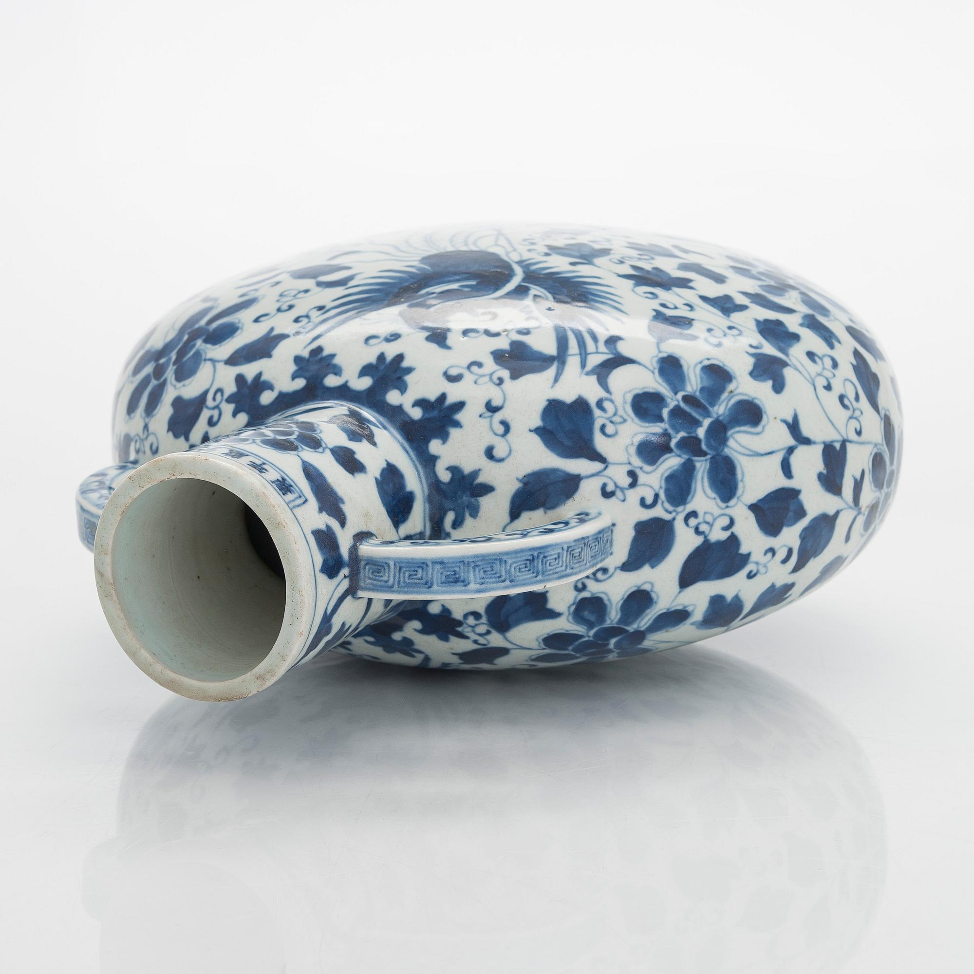 A blue and white flattened pilgrim vase, China, 20th century.