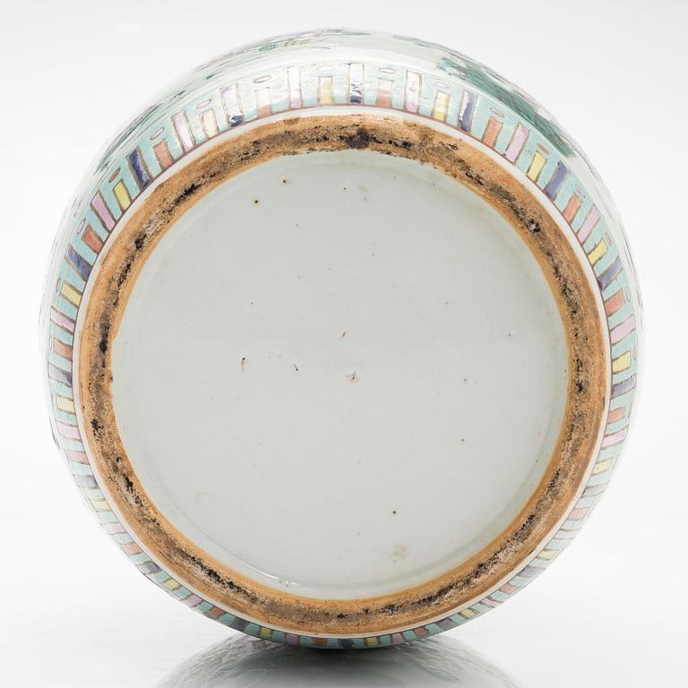 A Chinese famille rose jar with cover, late Qing/early 20th Century.