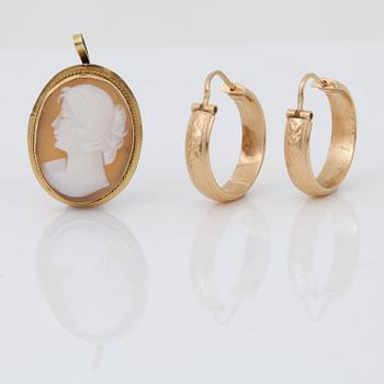 ÖRHÄNGEN, ett par, 18 k guld, samt Caméhänge, 18 k, tot vikt ca 5,4 g.
