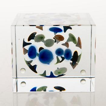 OIVA TOIKKA, An annual glass cube, signed Oiva Toikka Nuutajärvi 2005 and numbered 351/2000.