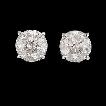 ÖRHÄNGEN, 1 par, 18K vitguld, solitära briljantslipade diamanter tot ca 1.84 ct.