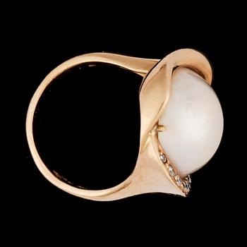 A mabe pearl and brilliabnt cut diamond ring, tot. app. 0.18 cts.