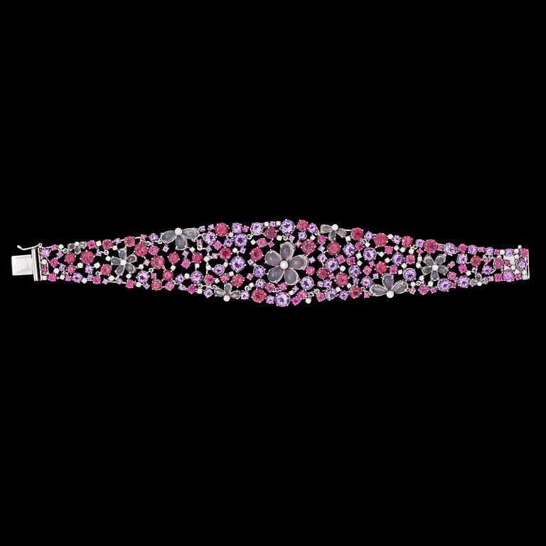 ARMBAND, olikfärgade ädelstenar, 43.09 ct, och briljantslipade diamanter.