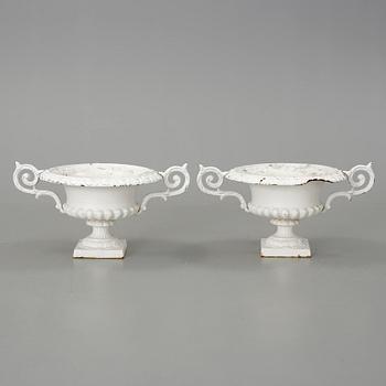 TRÄDGÅRDSURNOR, ett par, 1900-tal.