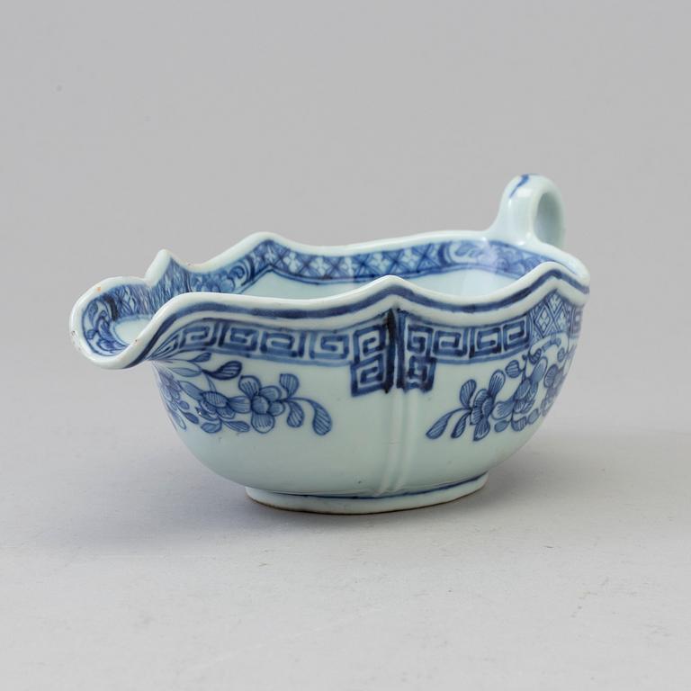 A blue and white export porcelain saucer, Qing dynasty, Qianlong (1736-95).