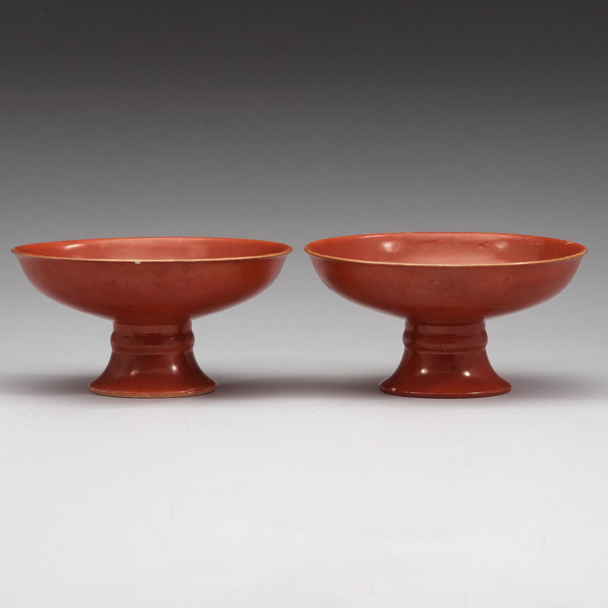 TAZZA, ett par, porslin. Qingdynastin med Qianlongs märke.