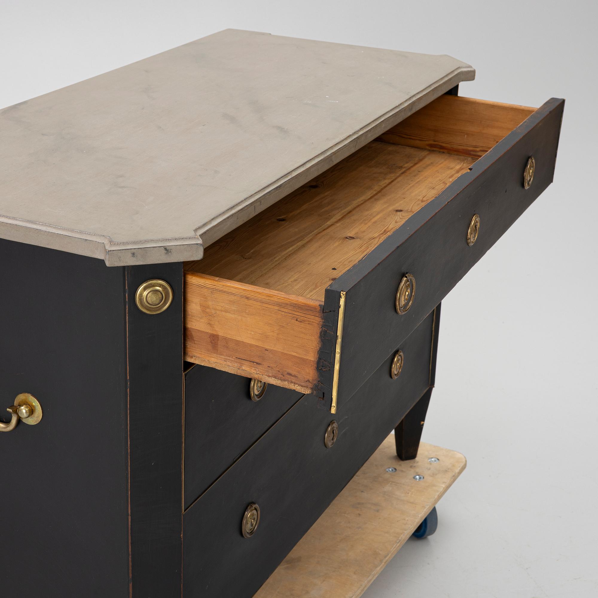 Chest of drawers, Gustavian style, 19th century.