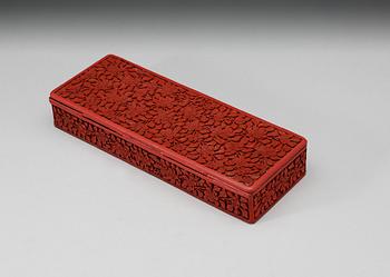 A red lacquered box with cover, Qing dynasty.