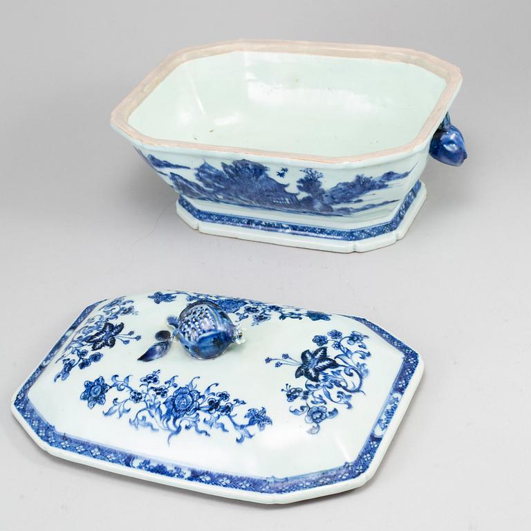 A blue and white export porcelain tureen with cover and dish, Qing dynasty, Qianlong (1736-95).