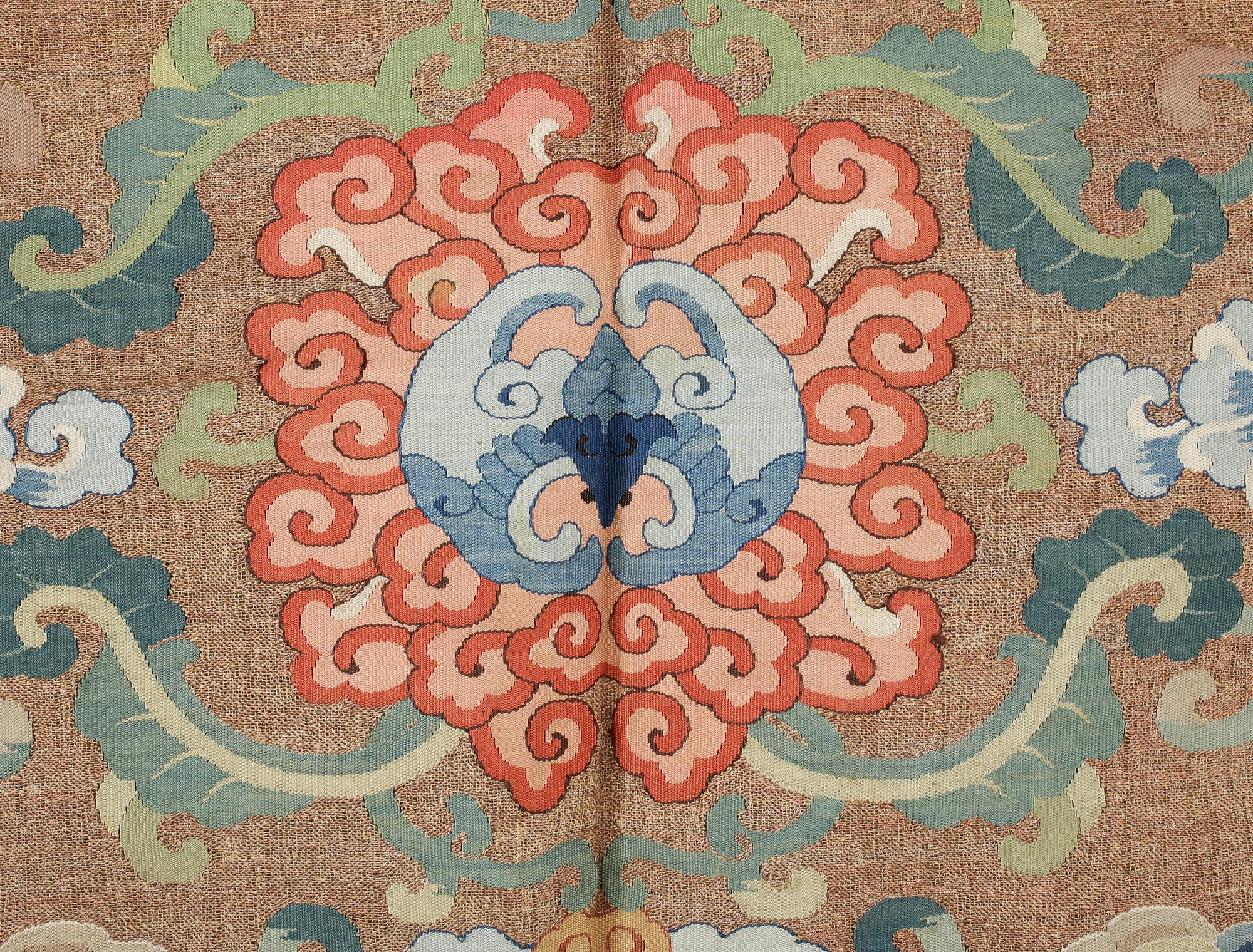 DUKAR, ett par, siden, Kina, sen Qingdynastin/tidigt 1900-tal. Ca 52x57 cm.
