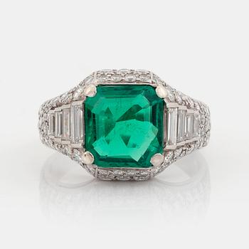 414. A Bulgari "Trombino" ring in platinum set with a step-cut emerald and round brilliant- and baguette-cut diamonds.