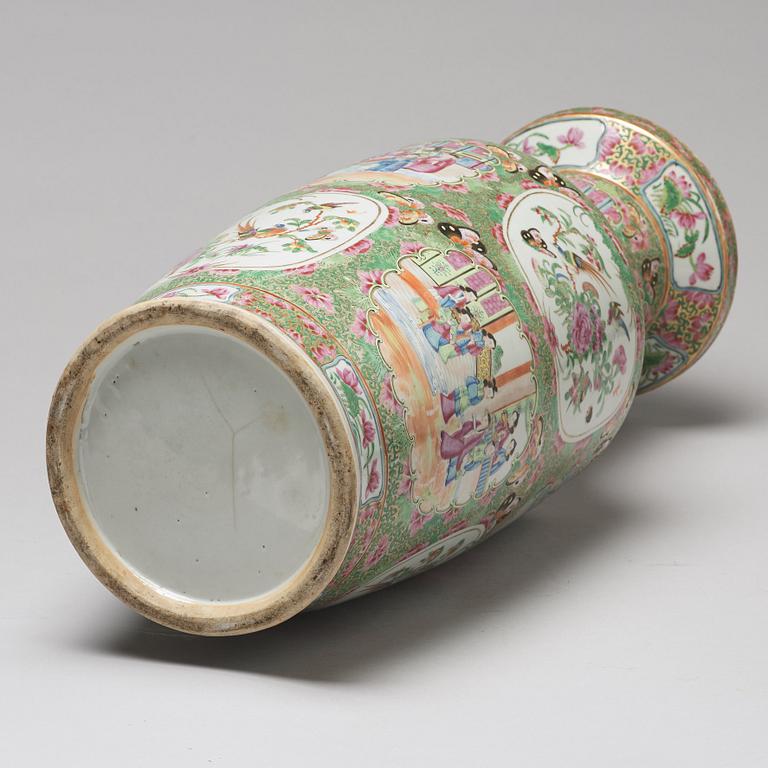 A large famille rose vase, Canton, Qing dynasty, 19th Century.