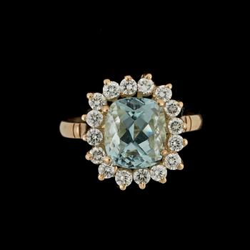 RING, 18k guld med akvamarin ca9x8x6mm och briljantslipade diamanter tot ca0,48ct. Vikt 4,9g.