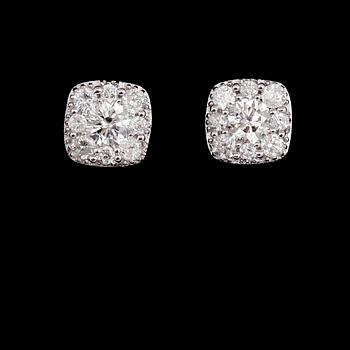 ÖRHÄNGEN, 1 par, 14 k vitguld, briljantslipade diamanter tot 0.66 ct.