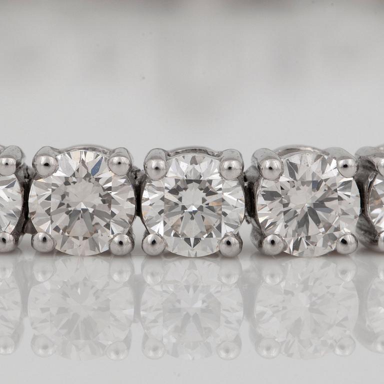 ARMBAND med briljantslipade diamanter, ca H/VS, totalt 11.42 ct enligt gravyr.