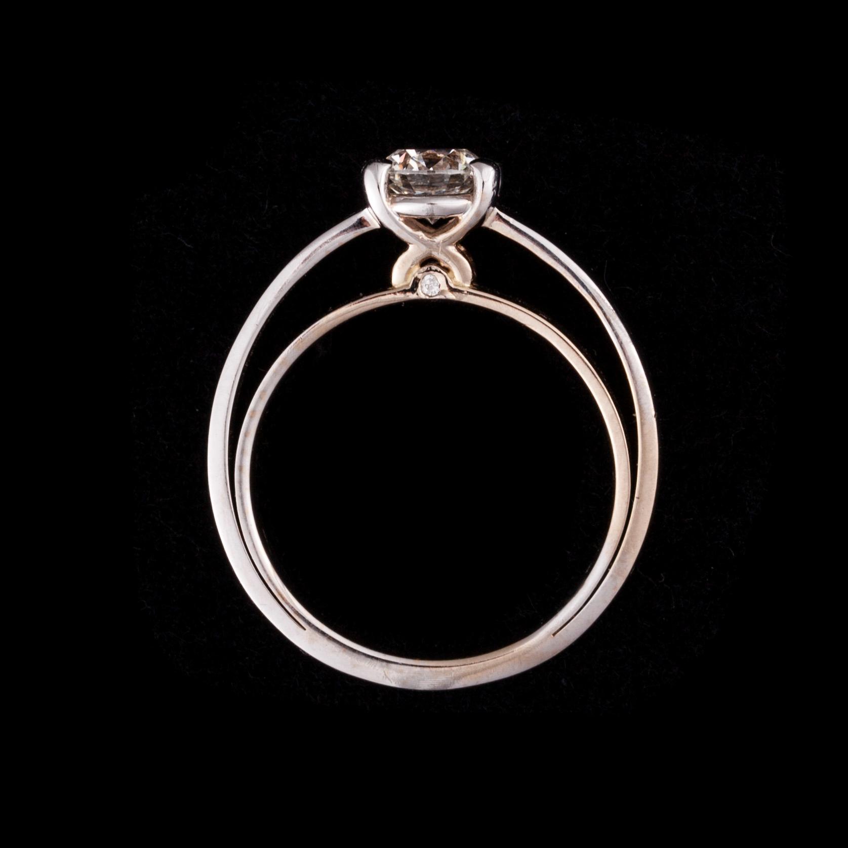 RING, 18K vitguld, mittstenen briljantslipad diamant 0,70 ct. Vikt 5,9 g. Intyg.