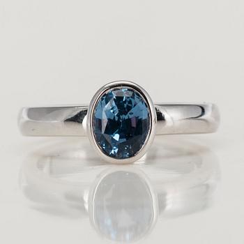 SORMUS, 18K valkokultaa, safiiri n. 2,0 ct. Pekka Kulmala, Helsinki 2003. Paino 7,1 g.