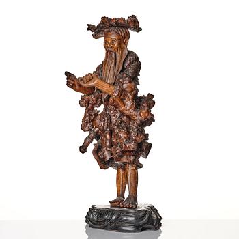 A Chinese root sculpture, late Qing dynasty.