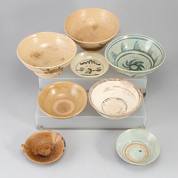 SKÅLAR, åtta stycken, keramik. Sydostasien, mestadels 1900-tal.