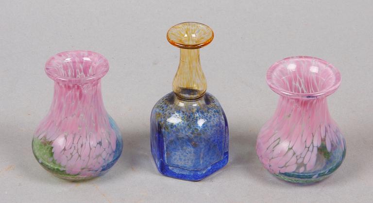 MINIATYRER, 4 st, glas, Ulrika Hydman-Vallien samt Bertil Vallien. Kosta Boda. Sign.