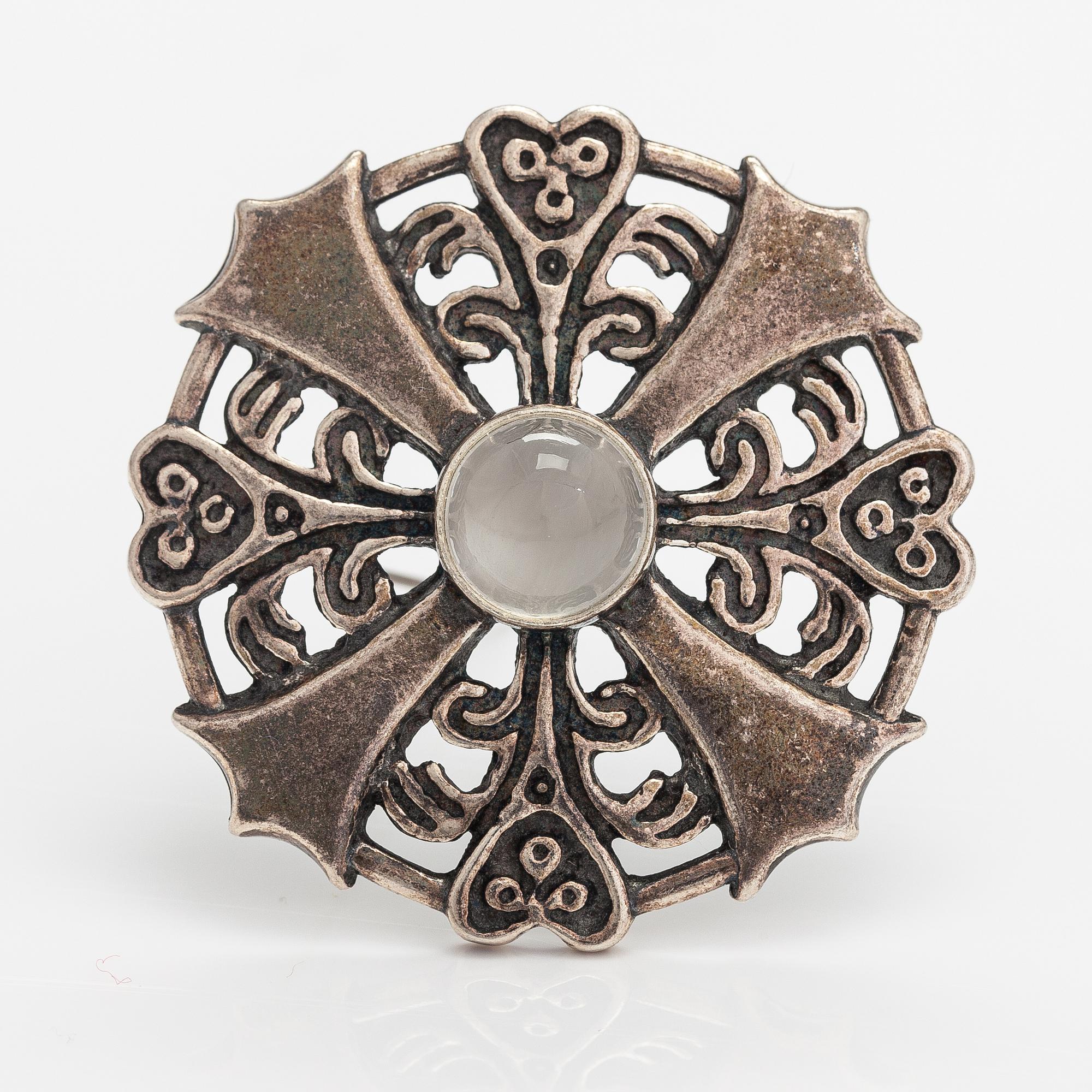 Kaisaleena Mäkelä, Hänge/Brosch "Kuukiven koru", sterlingsilver, månsten. Kalevala Koru, Helsingfors 1997.