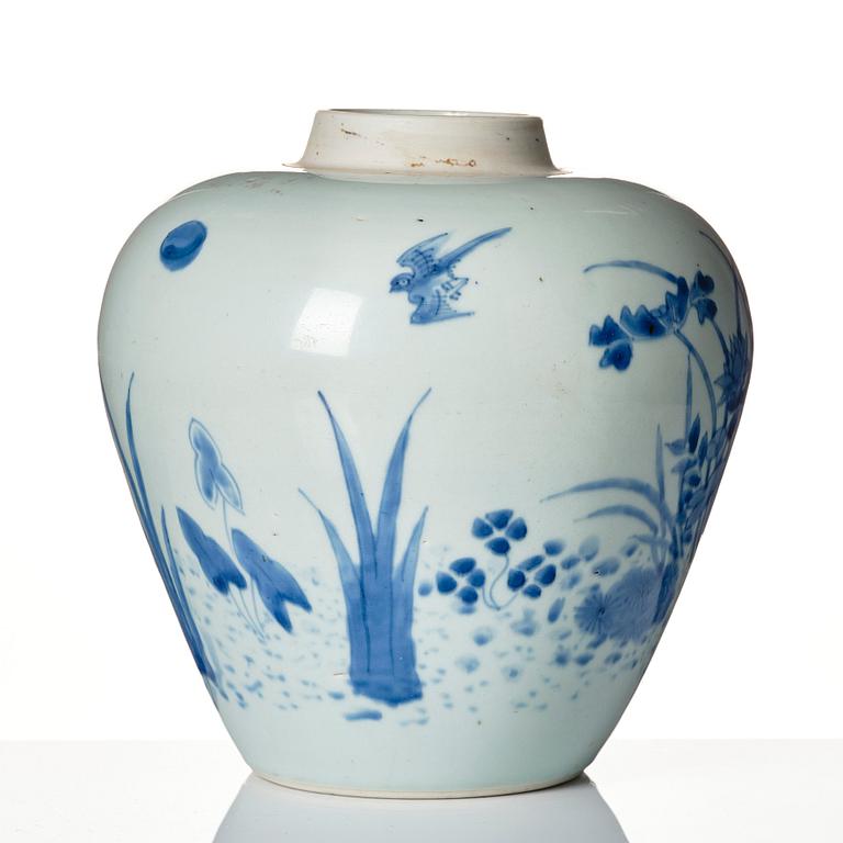 A blue and white Transitional jar, 17th Century.