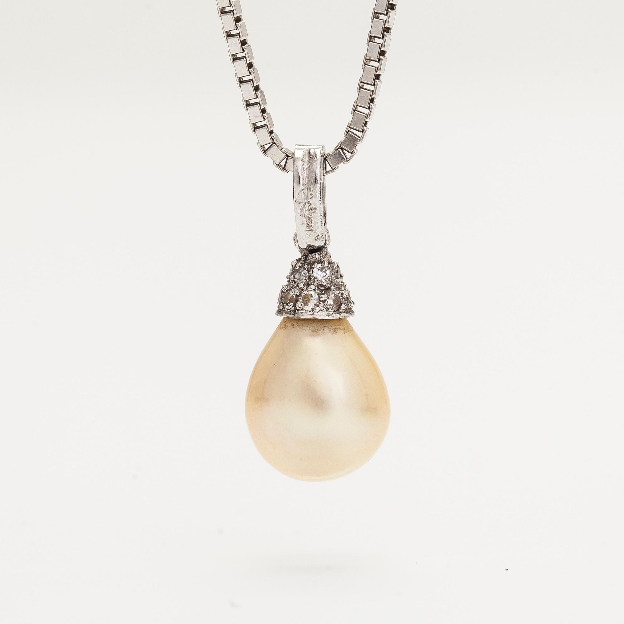 Halsband, 18K vitguld, hänge i platina med odlad pärla och diamanter.