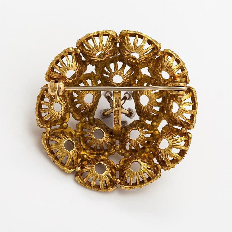 An 18Kgold brooch with diamonds ca. 0.16 ct in total.